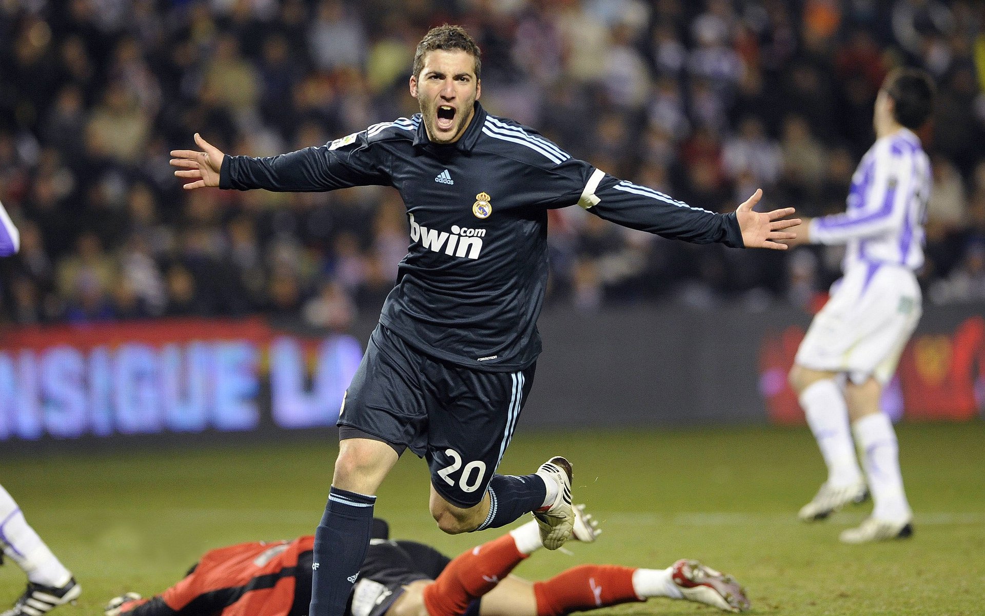 曼城客场-小胜本菲卡，稳固小组第一，曼城小球迷